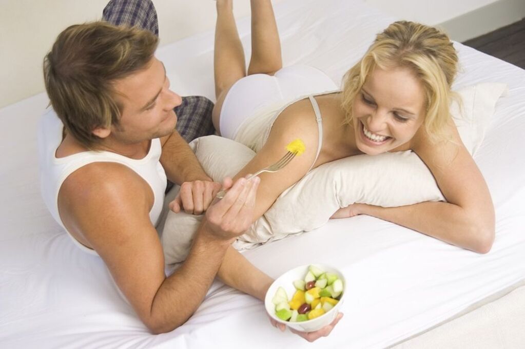 L'efficacité des femmes et des hommes qui mangent de la salade