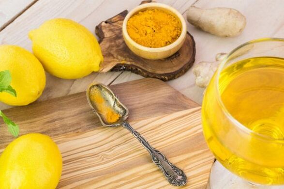 Boire avec du citron, du gingembre et du curcuma pour des bienfaits accrus